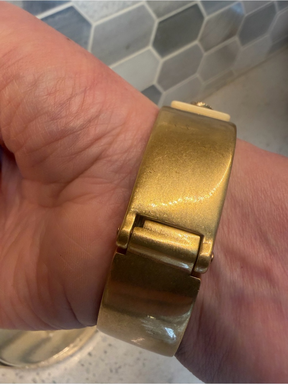ACCEPTING OFFERS Vintage CAbi Sea Horse Motiff Cuff Gold & Ivory Tone - Picture 10 of 13